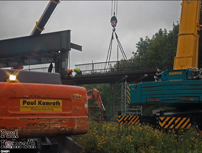 Die Brcke wird in vier Teilstcken abgehoben. Der gesamte Abbruch erfolgte an einem Wochenende.