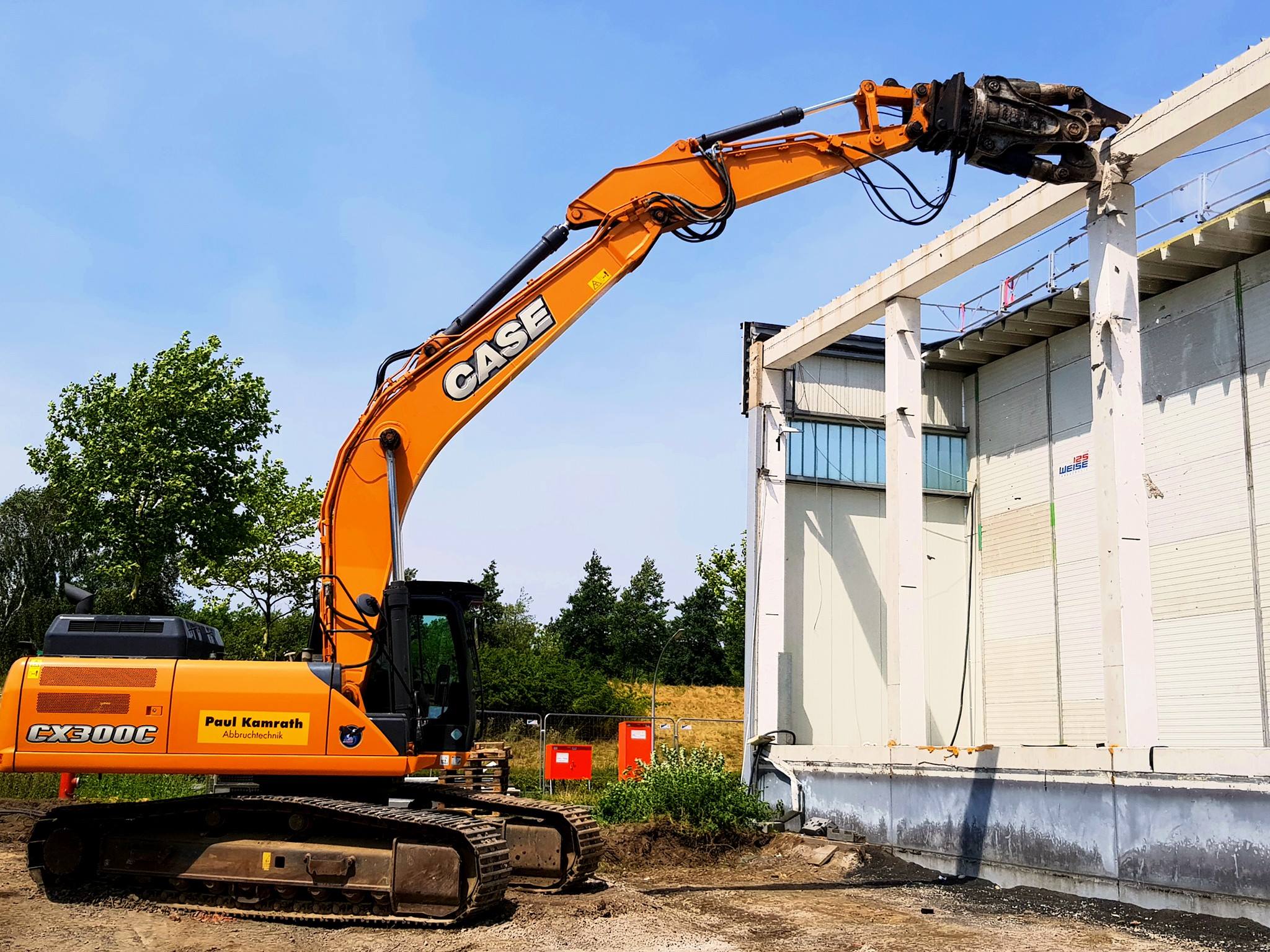 Abbrucharbeiten an den Betonbauteilen des alten Aldi Zentrallagers in Datteln