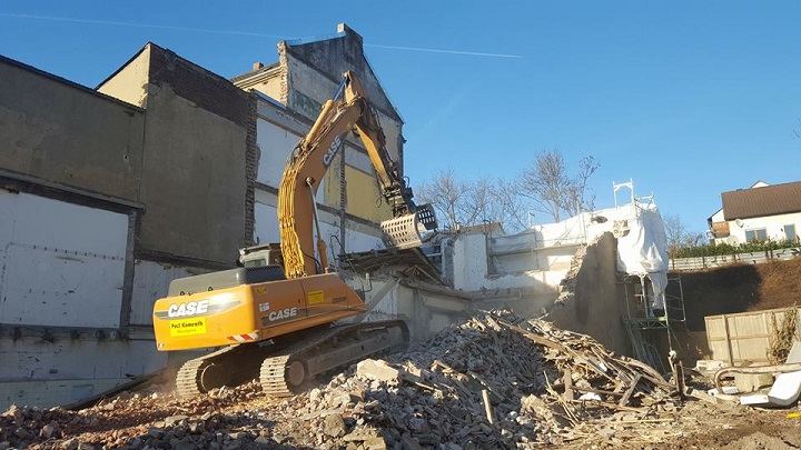 Was die Longfront brig gelassen hat wird mit einem normalen Bagger abgebrochen
