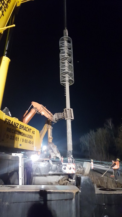 Zur Hlfte ist der Mast schon weg